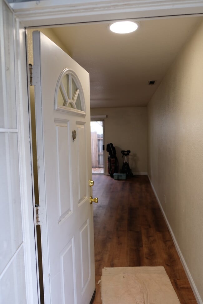 Front Door & Hallway - 118 W Beverly Pl Unit B