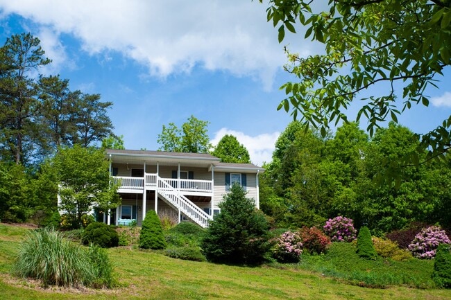 Building Photo - West Asheville - Large Well Kept 3/3 Home
