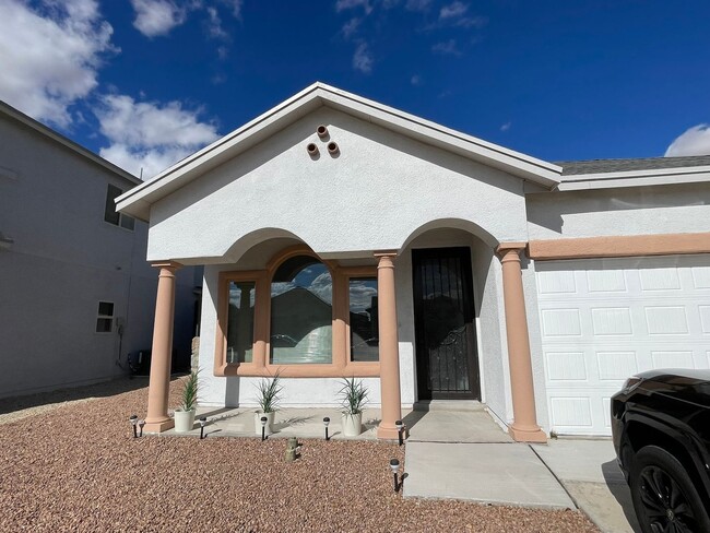 RECENTLY BUILT MODERN EASTSIDE HOME - RECENTLY BUILT MODERN EASTSIDE HOME