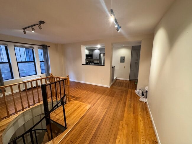 Building Photo - 452 Park Dr