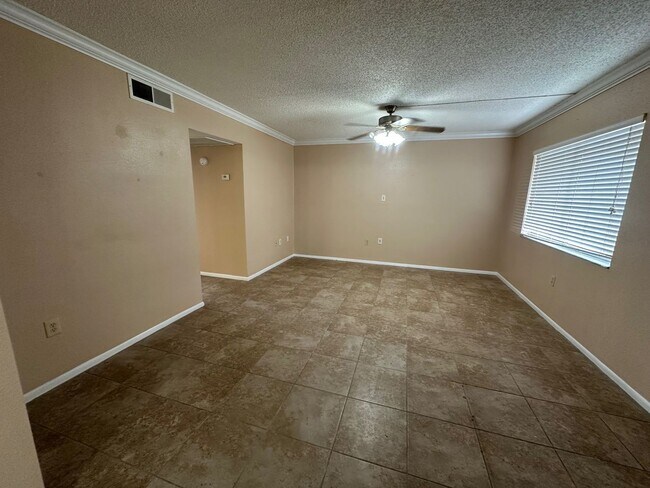 Photo - 2br - 1000ft2 - Affordable UPTOWN AREA 2 Full Suite UNIT ! WHY PAY MORE? Unit 200