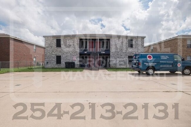 Building Photo - 3402 Hereford Ln