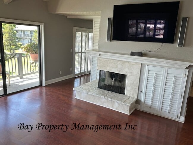 Photo - Premier Sherwood Lakes Location – Upstairs End Unit with Stunning Lake & Mountain Views