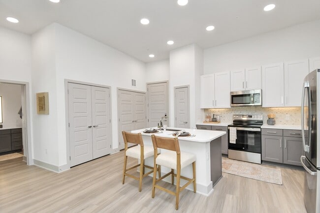 Building Photo - 1617 Enid St Unit 279
