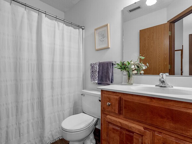 Baño con espacio de almacenamiento - Fleming Court