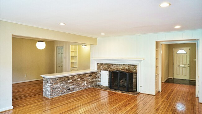 Photo - 2047 McClendon St
