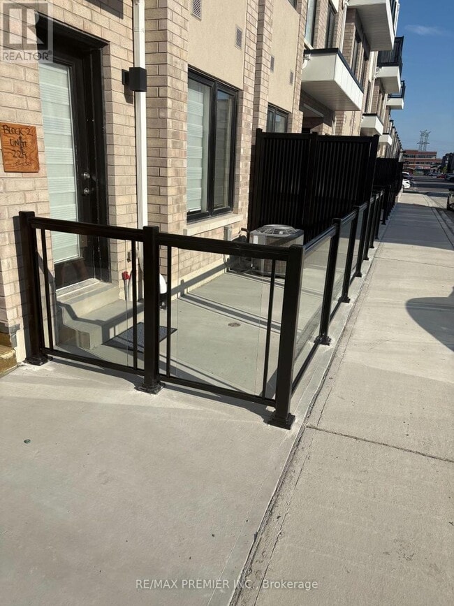 Photo - 1695 Dersan St