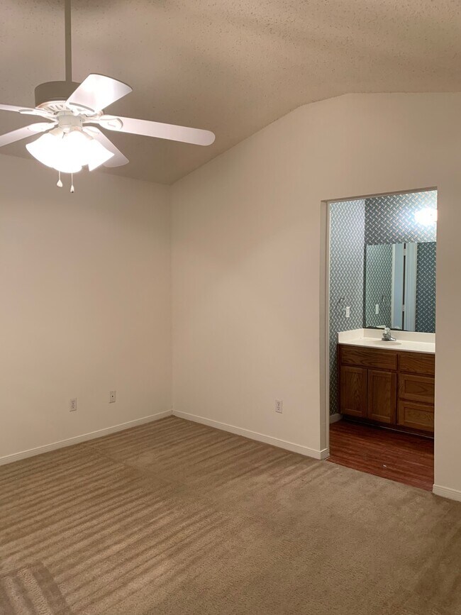 Duplex *LEASING SPECIAL AVAILABLE* Rental House Rental in Hewitt, TX