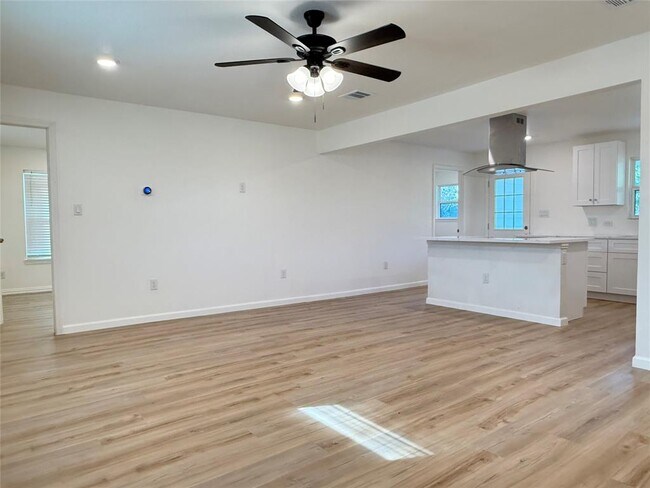 Photo - 800 Old Thorndale Rd