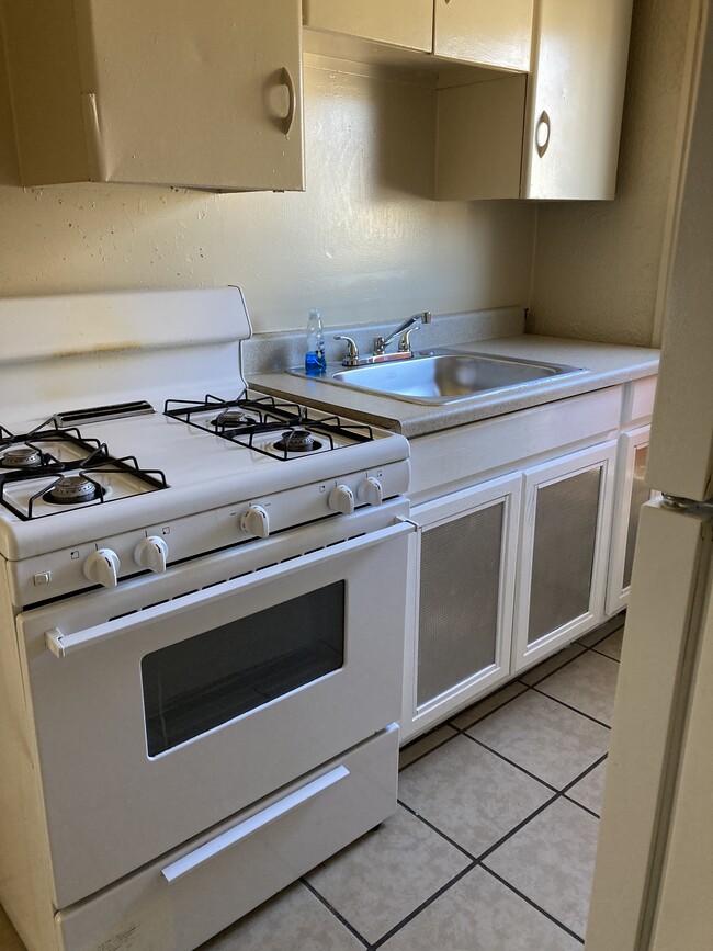 Building Photo - 411 Cherry Ave Unit 2