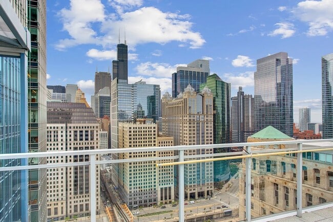 Photo - 167 W Kinzie St