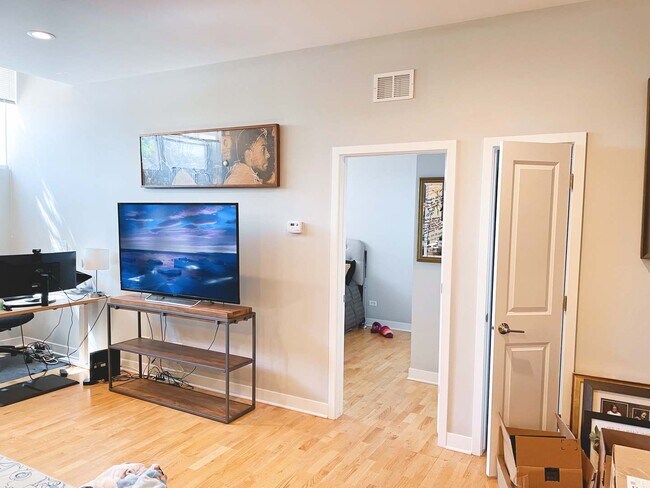 Photo - 6125 N Clark St Condo Unit 105