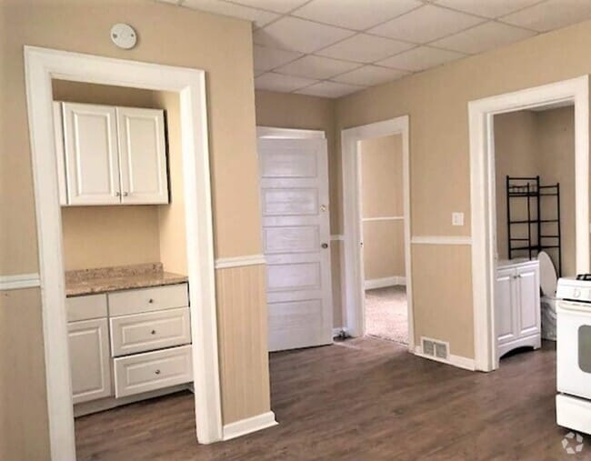 Building Photo - 40 Clio Ave Unit Upper Rental