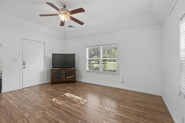 Photo - 207 E Juniper Ln