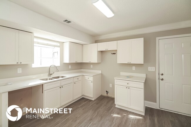 Photo - 2190 Surrey Trail