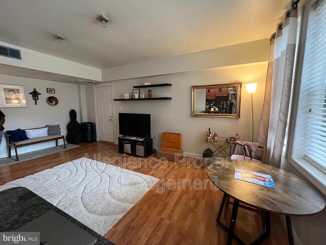Photo - 1808 Queens Ln