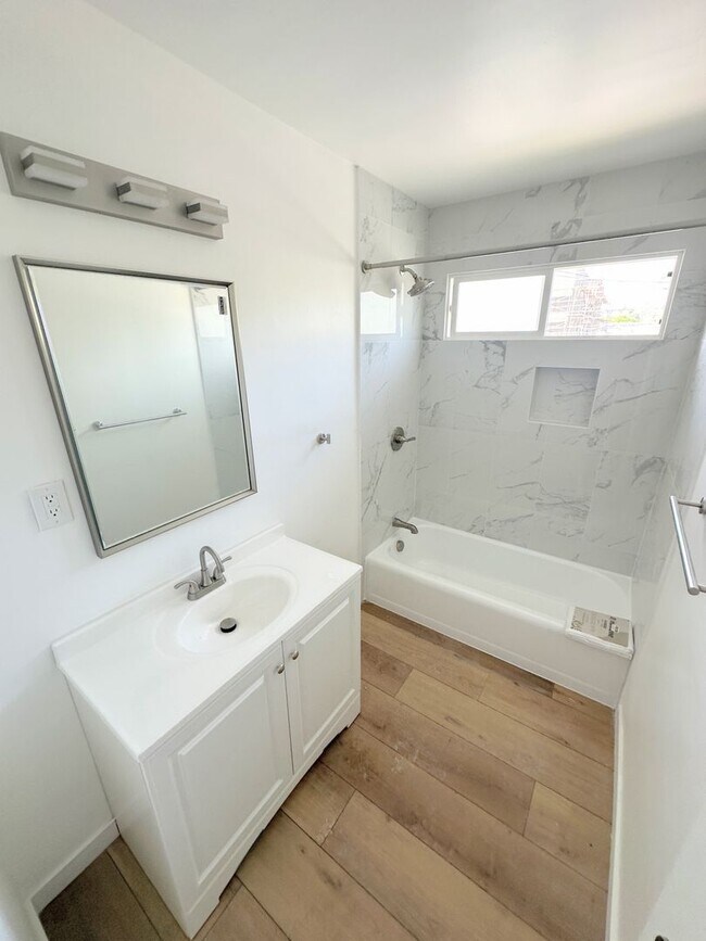 Photo - Gorgeous 2bd/1ba with washer/dryer and parking! Unit 14410 #4