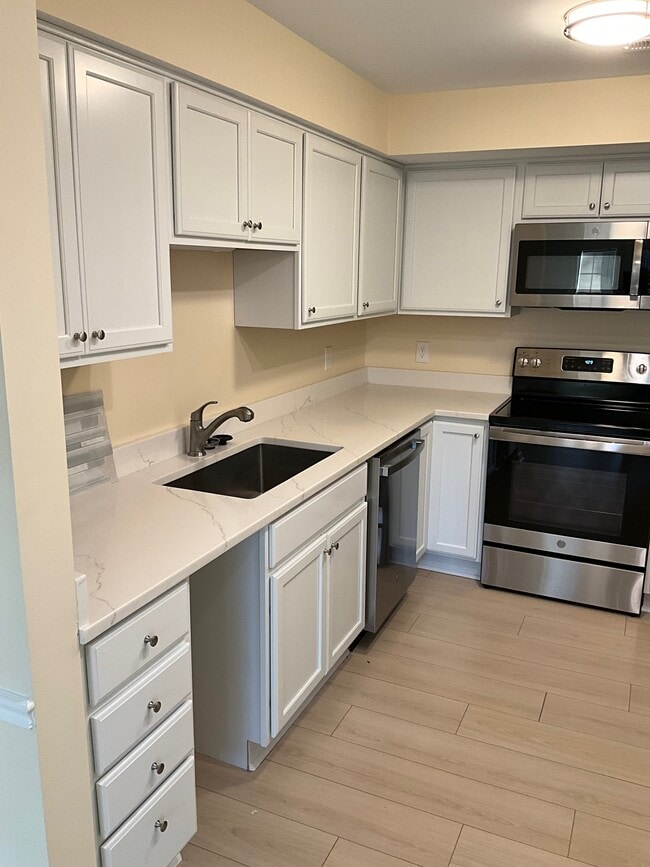 Building Photo - 1300 Cedarwood Dr Unit C2