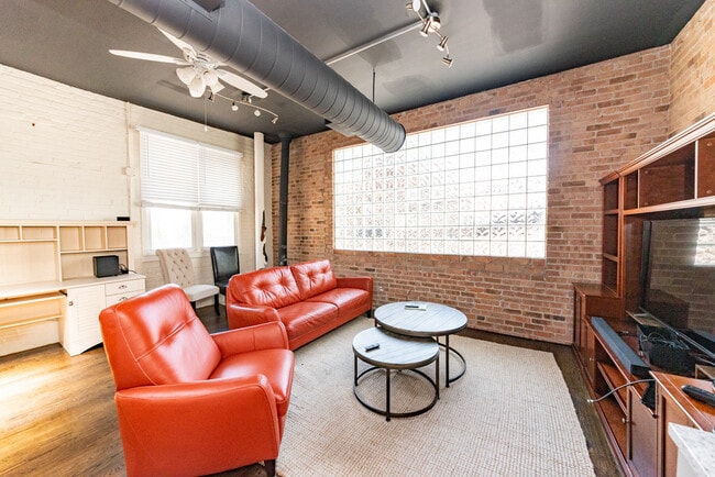 Building Photo - 1214 W Belmont Ave Unit 2R