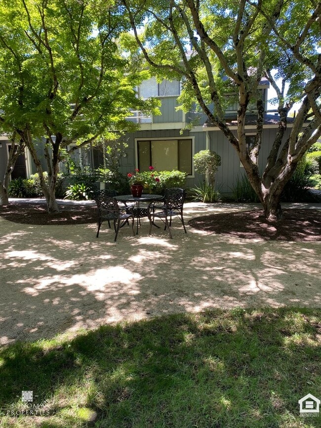 Building Photo - Townhouse in Desirable Location, Near Shopping, Bike Trails, Water & Garbage Included