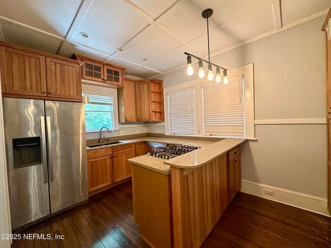 Photo - 2877 Sydney St