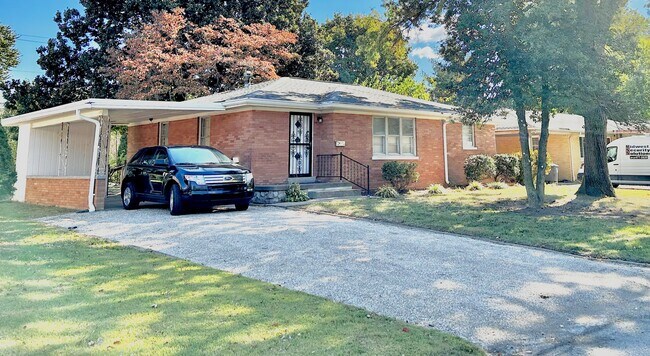 Photo - 1406 Green Meadow Rd House