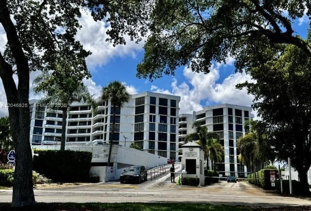 Building Photo - 13951 Kendale Lakes Cir Unit 807A