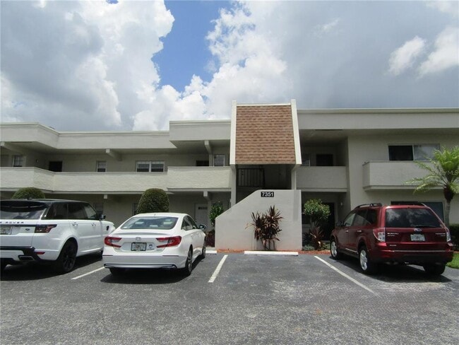 Photo - 7351 W Country Club Dr N Unidad 202 Rental