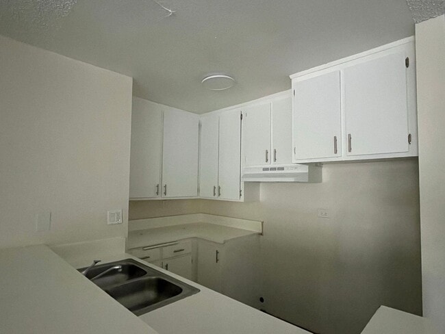Building Photo - 9010 Tobias Ave Unit 264