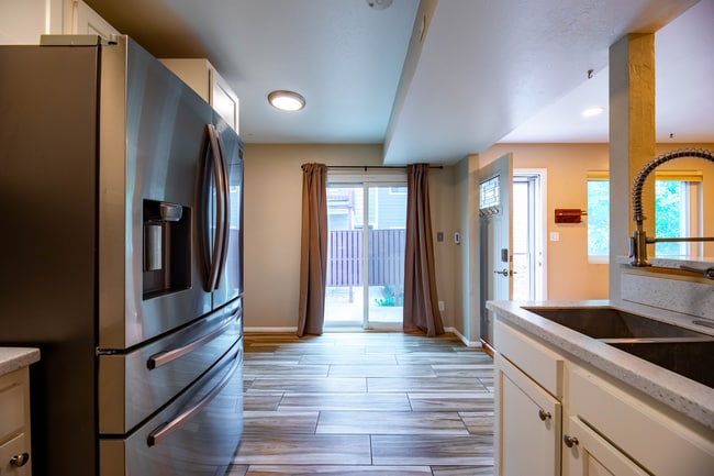 Ventanas orientadas al sur y comedor - 3720 Iris Ave