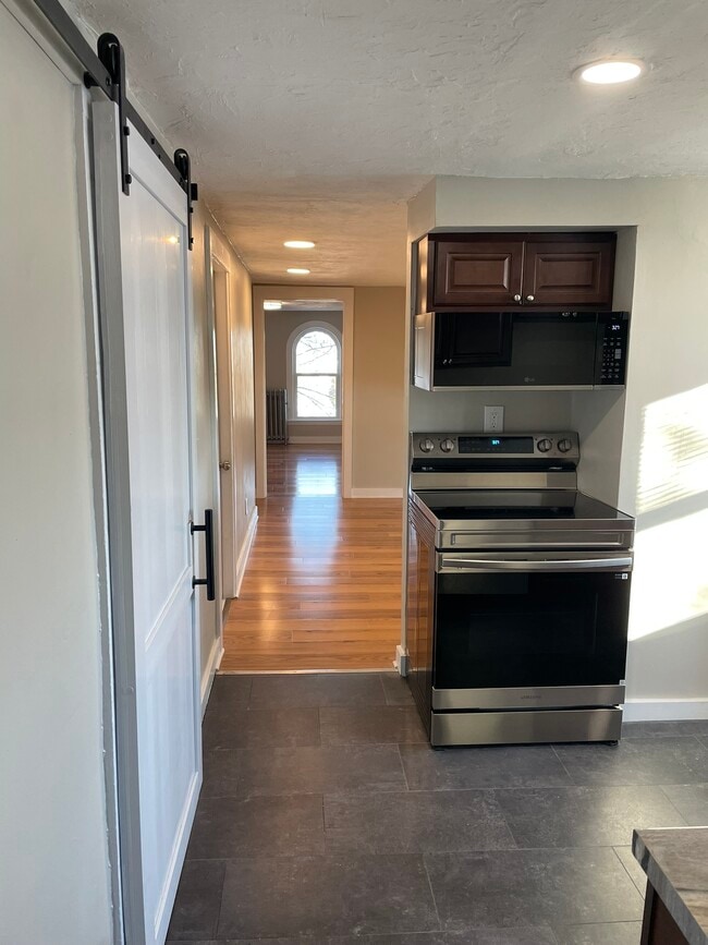 Building Photo - 24 Crown St Unit 3