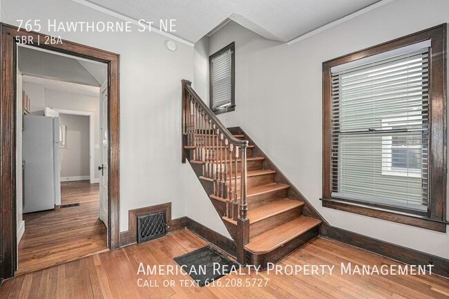 Photo - 765 Hawthorne St NE