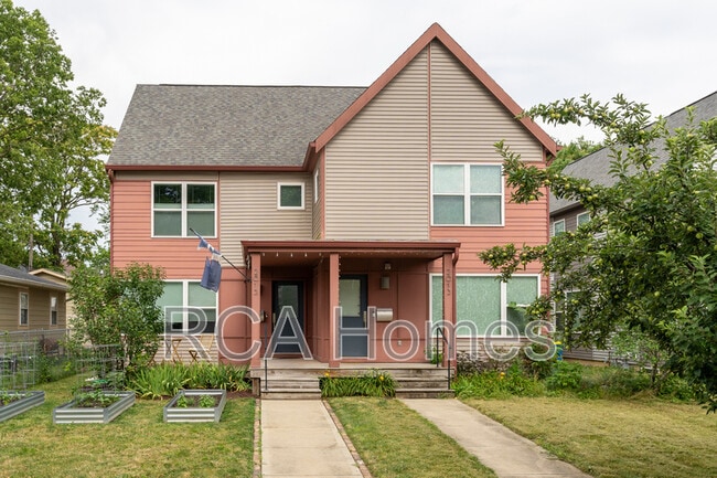 Building Photo - 2013 Bellefontaine St Rental