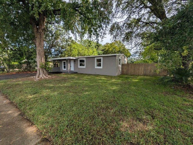 Building Photo - Bright & Updated Rental Near Downtown Fort Lauderdale