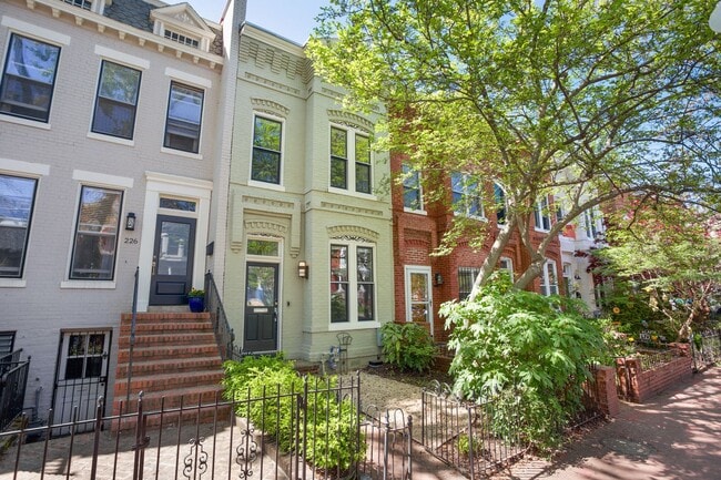 Building Photo - Available Now! // 3 Bedroom 2.5 Bathroom T...