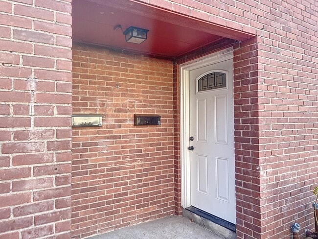 Building Photo - 4 Marlon Pl Unit 2