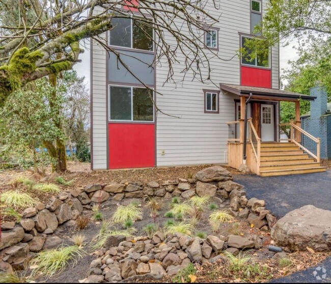 Building Photo - Newly Renovated Urban Craftsman Townhome