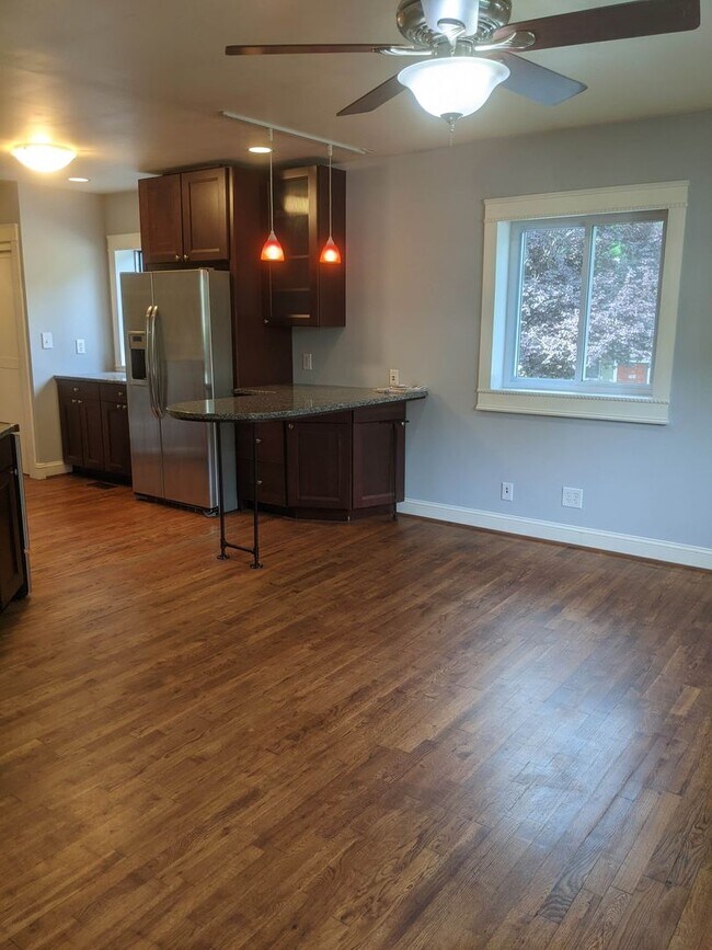 Photo - 105 W Longview St