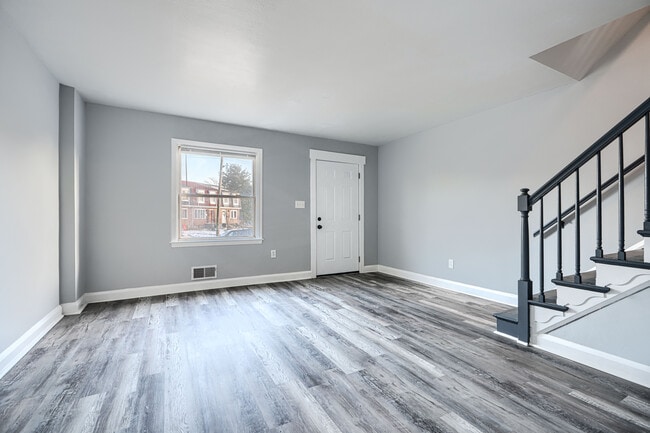 Photo - 2123 Graythorn Rd