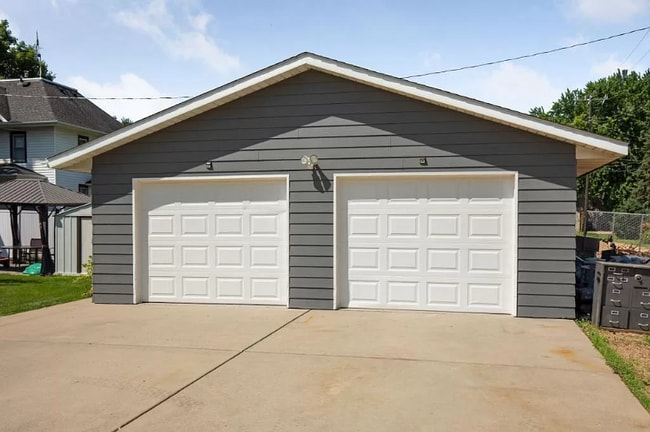 Photo - 212 Lake St E