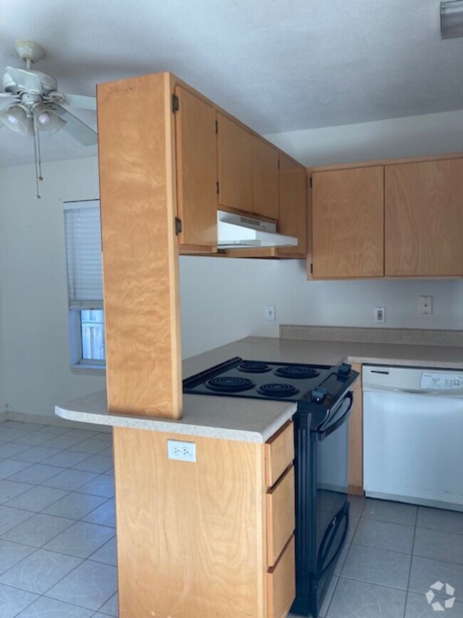 Building Photo - 2 bedroom 1 bath, only 3 blocks from the b... Rental