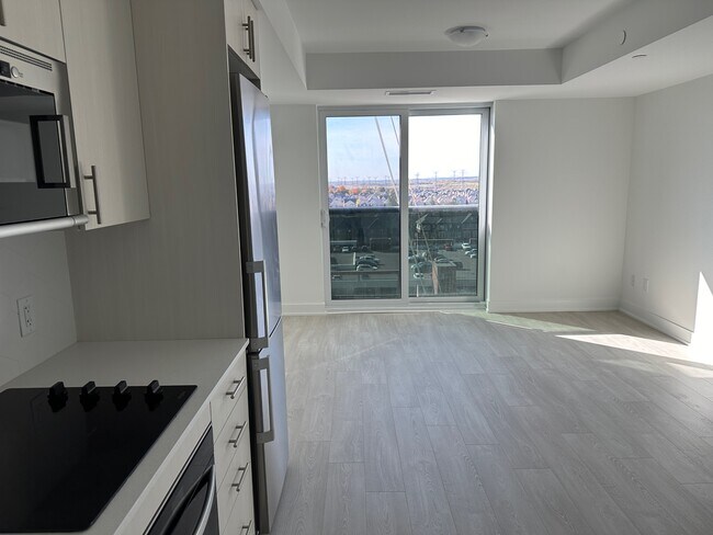 Photo - 809 Simcoe St N