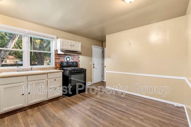 Photo - 1364 Farmview Ave