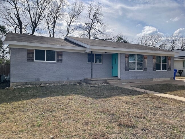 Building Photo - Available Now! Updated and Upgraded 3 Bed/2 Bath_Lawn Care Included