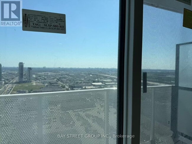 Photo - 28 Interchange Wy Unité 4108