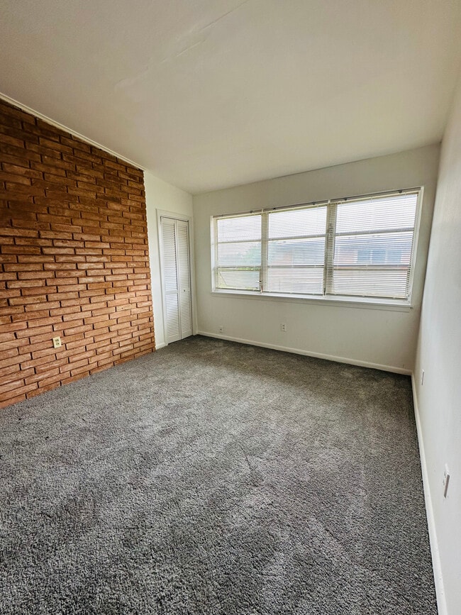 living room w/ closet - 3834 Glen Arbor Dr