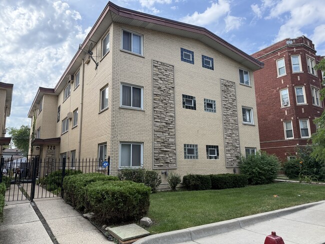 Building Photo - 720 N Austin Blvd
