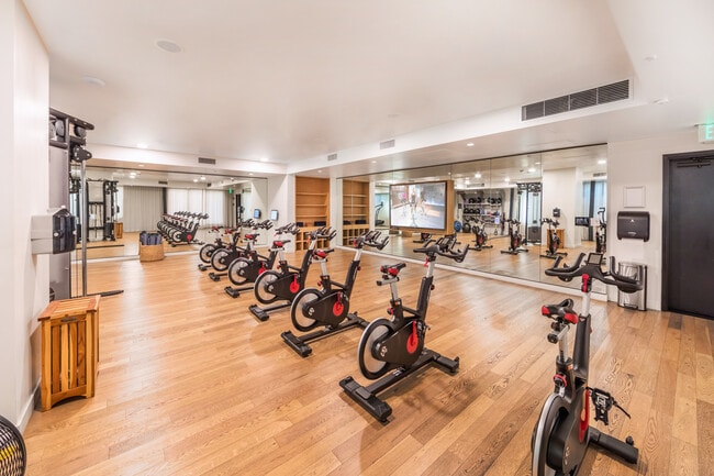 Un estudio flexible para cada entrenamiento: spinning, yoga o clases a pedido al alcance de tu mano.