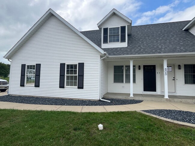 Building Photo - Nice Recently Renovated 3 Bedroom Duplex i... Rental