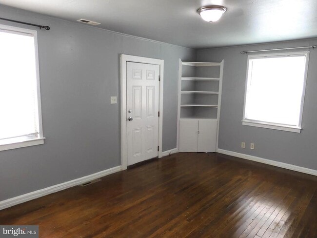 Photo - 8220 Cornwall Rd